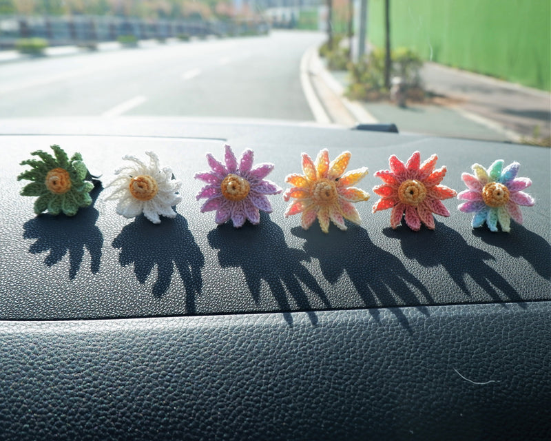 3Pcs Crochet Daisy Car Vent Clips, Car Air Freshener, Cute Gradient Daisy Air Vent Clip, Interior Car Accessory for Women, Car Mask Hanger